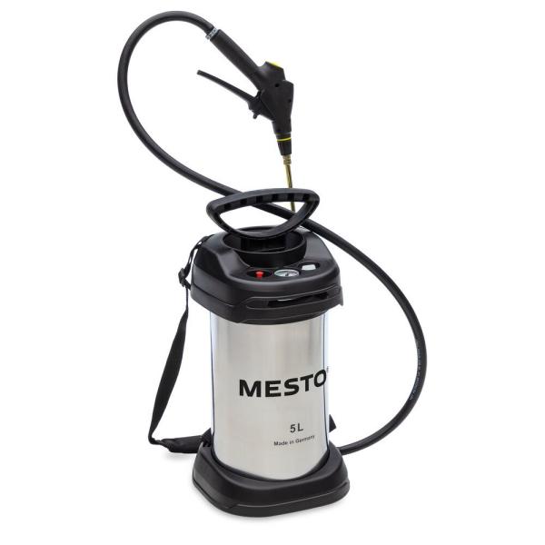 Komplettansicht des MESTO INOX EXTRA 6 Hochdrucksprühgeräts 3598P mit Edelstahlbehälter, schwarzem Schutzrahmen, Spiralschlauch und ergonomischer Spritzpistole.